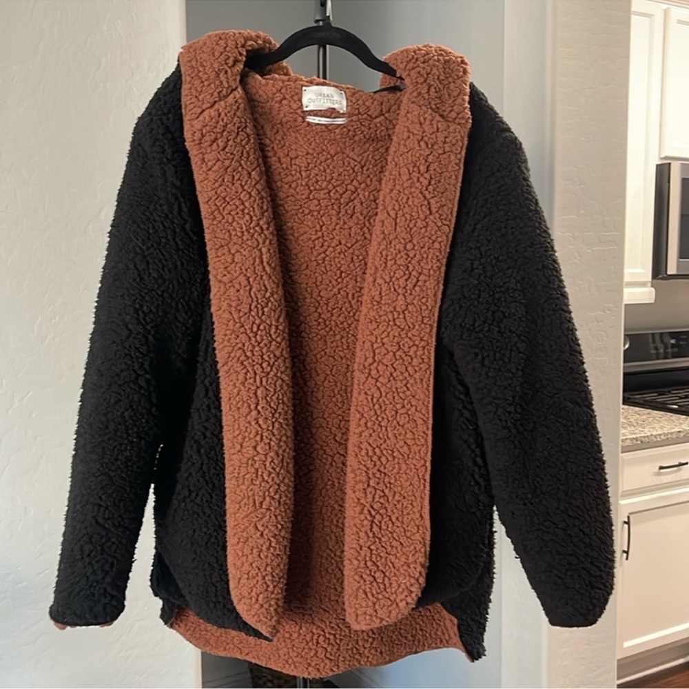 URBAN OUTFITTERS Black and Brown Teddy Oversized
Open Hoodie Pockets Size XS/S